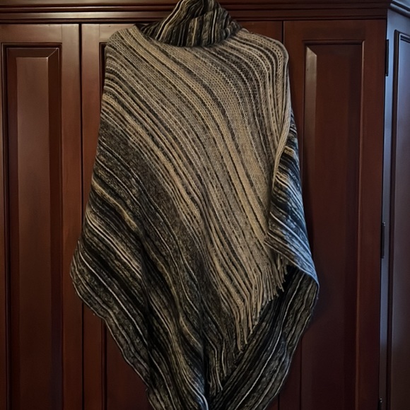 Beautiful boutique very very soft knit poncho great for fall - Picture 3 of 3